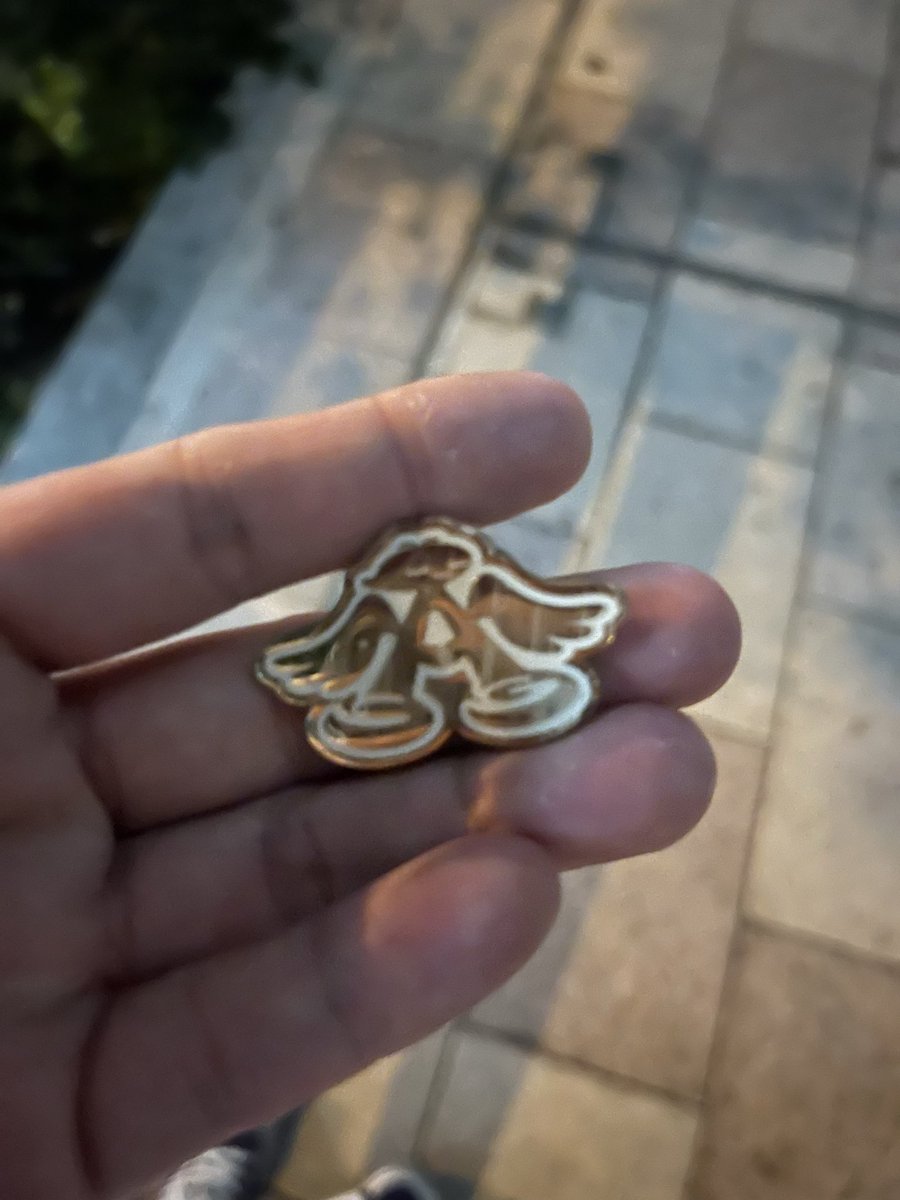 mani_hayner's tweet image. ガムでも踏んだか？と思ったら何か刺さってて、それが765プロダクションなんてことあるか？