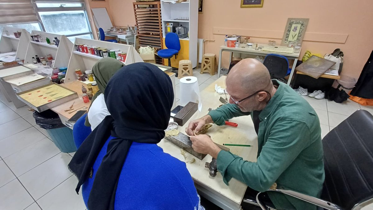 GSB_DuzceGM's tweet photo. Merkezimizde Eğitimler Devam Ediyor 📍

📗 Kur'an-ı Kerim
🎨 Resim
🧱 Seramik
🖼️ Ebru 

Sizleri en yakın merkezimize bekliyoruz gençler.🙋🏻‍♂️

@OA_BAK @gencliksporbak https://t.co/6SoZ8qCWV5