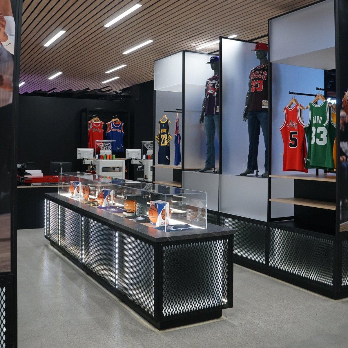 CSI_Creative_MN's tweet image. Retail design takes center court at the NBA Store Mall of America. CSI Creative’s Soundcore® wood-textured ceiling planks create the look of an upside-down basketball court while delivering warmth, scale, and acoustic control.

👉 Explore Project Photos: hubs.li/Q03M5_jD0