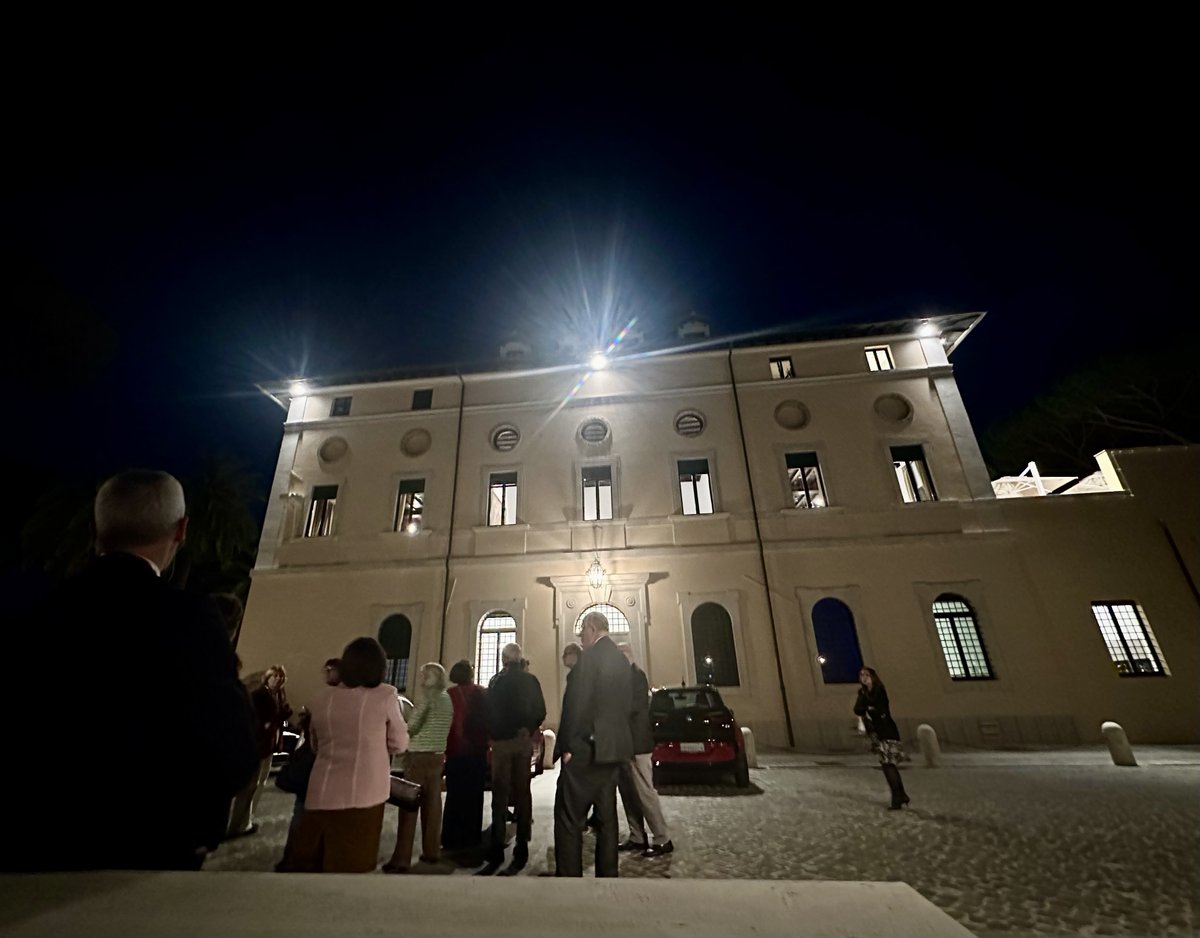 ambasciatasvizz's tweet image. Questa settimana le porte di #VillaMonticello a Roma si sono aperte per un viaggio nel tempo e nell’arte✨

Abbiamo avuto il piacere di accogliere storiche dell’arte che ci hanno parlato della Villa e del frammento di affresco di Giambattista #Tiepolo, ospitato al suo interno.