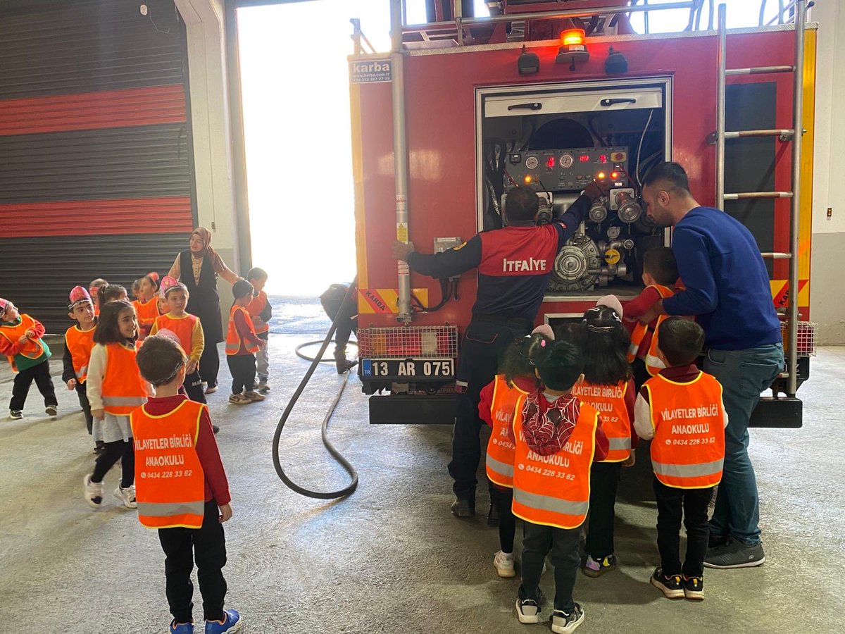 👩‍🚒 Vilayetler Birliği Anaokulu’ndan minik öğrencilerimiz itfaiyemizi ziyaret etti!

Minik kahraman adaylarımız, itfaiyemizin görevlerini yakından tanıdı. 🚒
Ekiplerimiz tarafından verilen bilgilendirmelerin ardından merak ettikleri sorular yanıtlandı, araç ve ekipmanlar