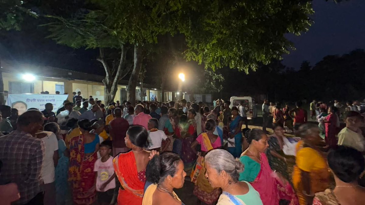 আজ জলপাইগুড়ি জেলার ধূপগুড়ি মহকুমা অন্তর্গত ধাপারডাঙ্গা এম এস কে বিদ্যালয়ের  ত্রাণ শিবিরে ভয়াবহ বন্যায় ক্ষতিগ্রস্ত মানুষদের হাতে শ্রদ্ধেয়া মুখ্যমন্ত্রীর পক্ষ থেকে পাঠানো ত্রাণসামগ্রী তুলে দেই এবং উক্ত এলাকার বর্তমান পরিস্থিতি সরেজমিনে পরিদর্শন করি।