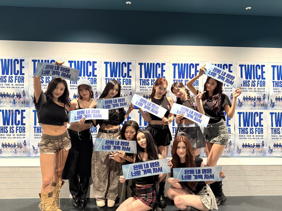 LOVELY_TW9's tweet photo. 트와이스 10주년 축하해요~
이번 활동도 화이팅하고
팬미팅에서 만나요~
#십주년에도_계속되는_트와이스이야기
#TWICE_Story_Goes_On https://t.co/8oJ3WEzCBi