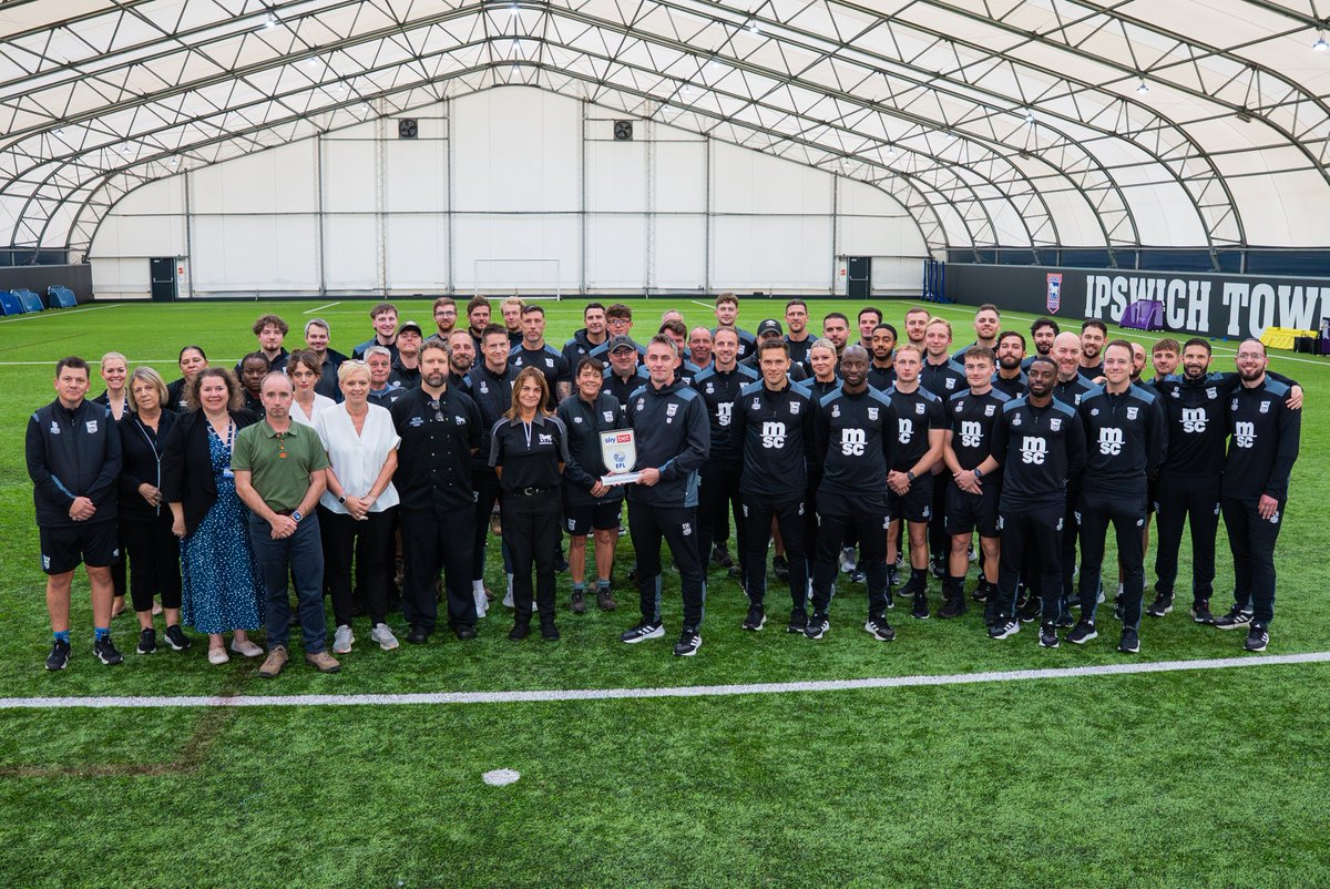 🏆 "I am happy to accept the award on behalf of all the staff at the club and thank them for the hard work they have put in since the start of pre-season."

Kieran McKenna is the <a href="/SkyBetChamp/">Sky Bet Championship</a> Manager of the Month for September. 📸⤵️
