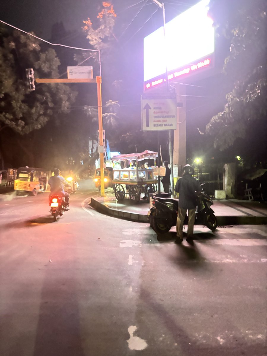 sangesh72's tweet photo. @chennaicorp 
Please remove this mobile vending cart now parked permanently at intersection of Luz Church Road &amp; Luz Avenue. This cart is blocking the footpath for the pedestrians &amp; senior citizens going to park.

9-Oct-2025 7 pm. https://t.co/WvPPMtAFYX