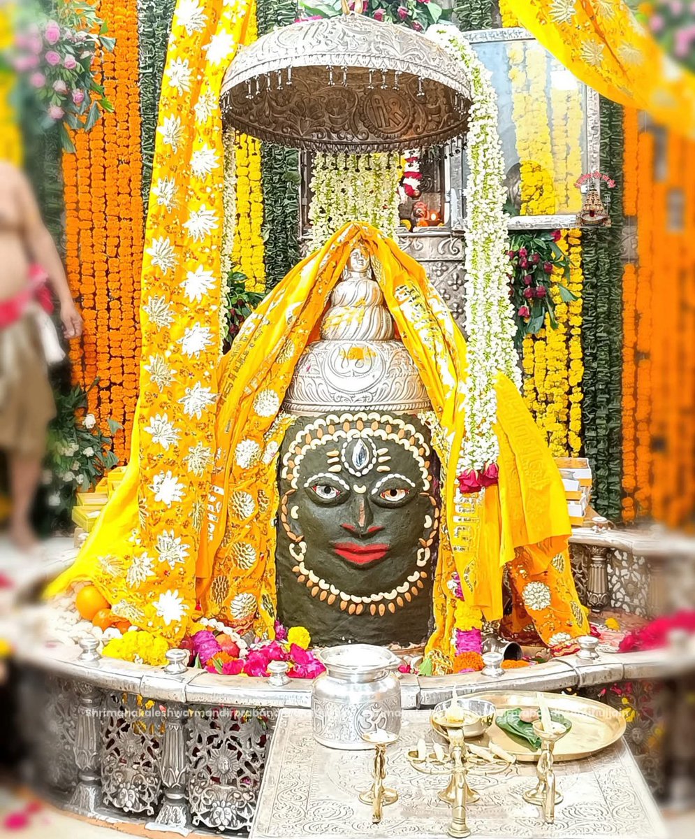 🙏🌺 जय श्री महाकाल 🌺🙏

🕉 श्री महाकालेश्वर ज्योतिर्लिंग उज्जैन से आज के संध्या आरती शृंगार दर्शन

✨ हर कण में बसते हैं महादेव, हर श्वास में गूँजता है "हर हर महादेव"!

💫 भोलेनाथ के दरबार की भव्यता,
भस्म आरती की अद्भुत छटा,
और शृंगार में सजे महाकाल —
मानो साक्षात् काल के भी