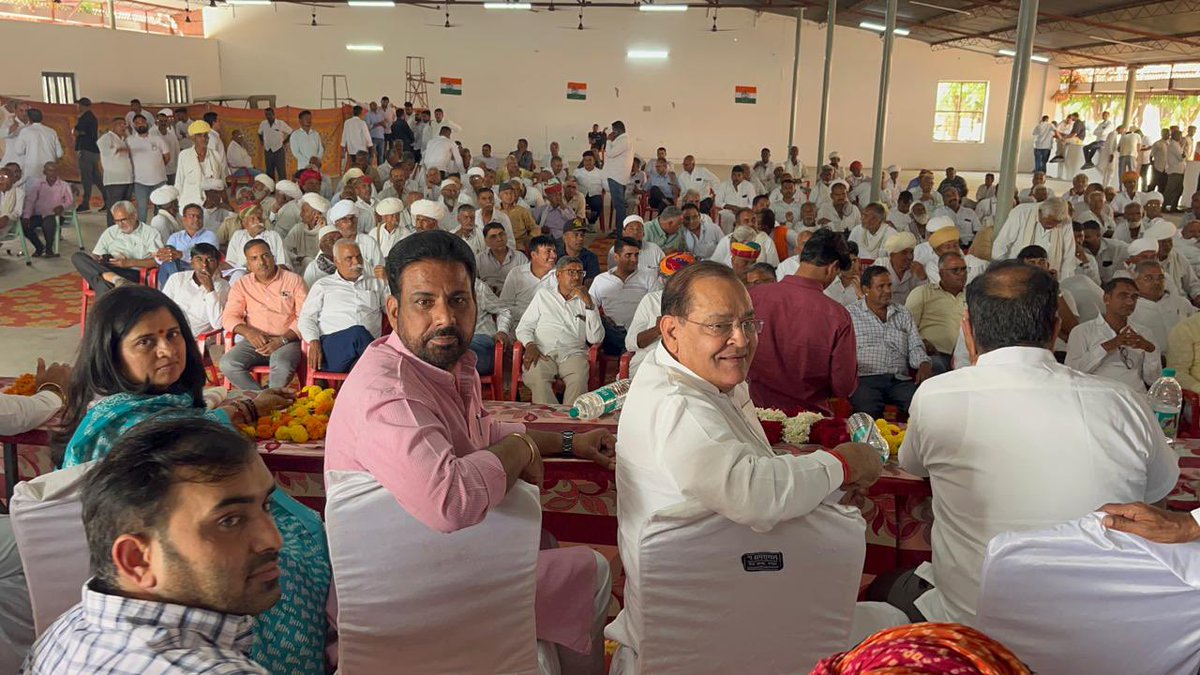 Mahendranawa's tweet photo. "संगठन सृजन अभियान"
📍ब्लॉक कांग्रेस कमेटी द्वारा आयोजित बैठक डागीयावास बिलाड़ा!

AICC ऑब्ज़र्वर श्री यशपाल जी आर्य द्वारा "संगठन सृजन अभियान" के तहत जोधपुर ग्रामीण में पार्टी पदाधिकारी एवं कार्यकर्त्ता सम्मेलन में शामिल होकर संगठन सृजन को लेकर विस्तार से चर्चा की। https://t.co/qJuevPWMe7