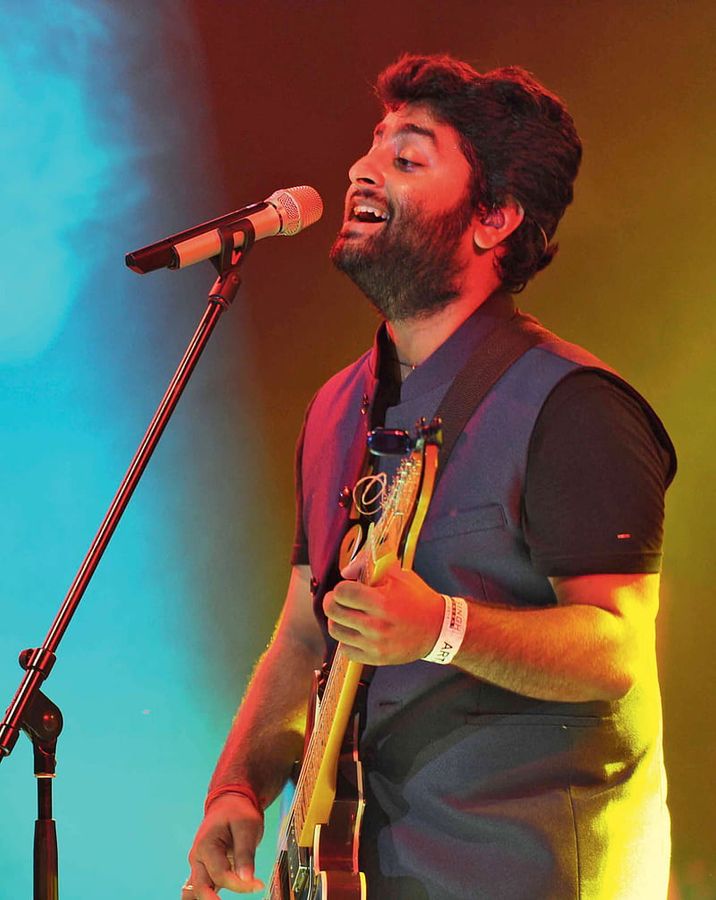fake_tanmay's tweet image. In a heated debate, who&apos;s a better singer?