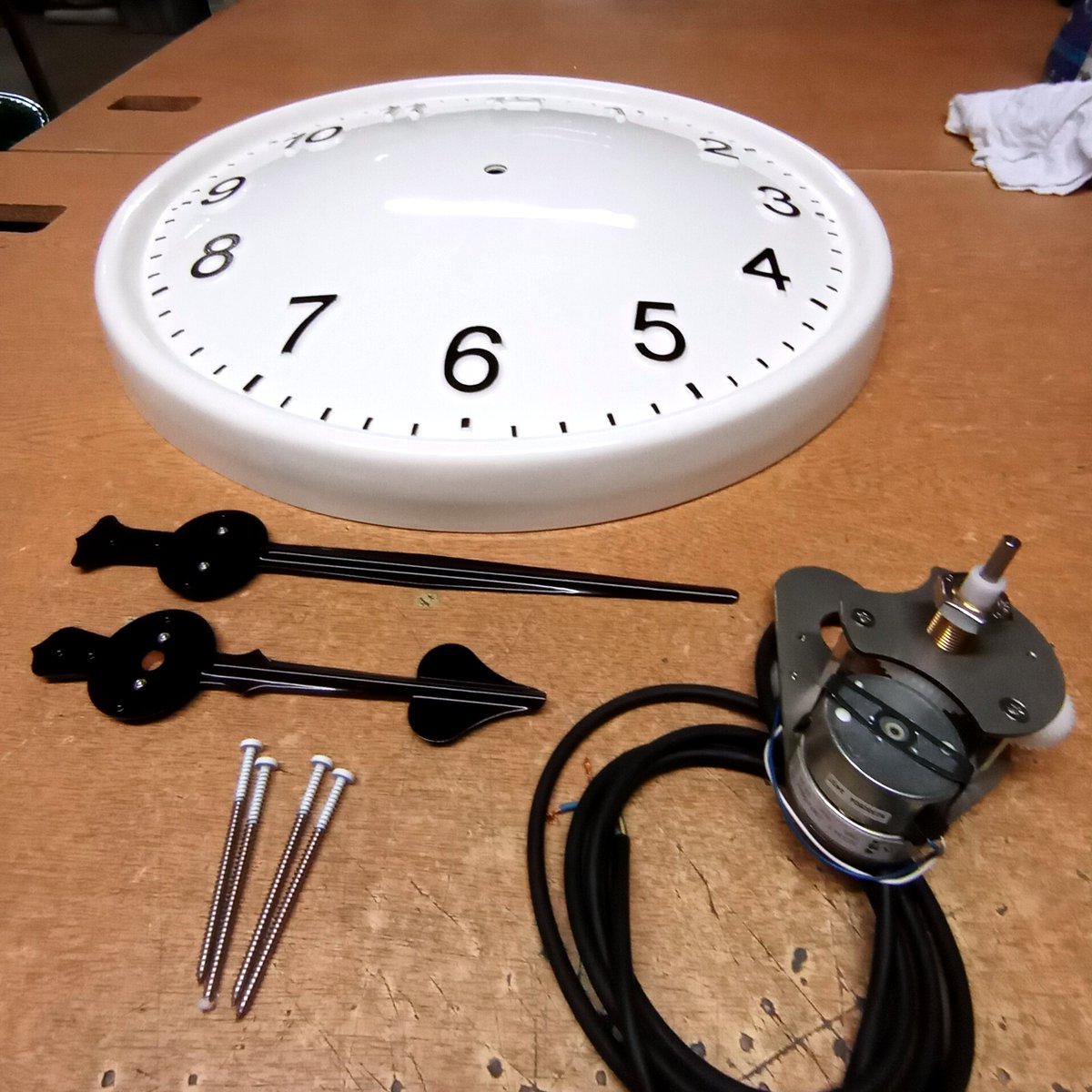 HawkinsClocks's tweet image. New 24 inch white Arabic dial clock with black hands and 230 volt movement supplied to Scotts of Thrapston

hawkinsclocks.co.uk

#HawkinsClocks #WhiteClock #ArchitecturalClocks #MadeInBritain
