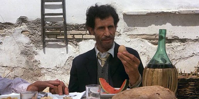 "Dedem duvar örerdi. Babam duvar örerdi. Ben duvar örüyorum. Peki niçin hâlâ bir evimiz yok?"     

Fellini, Amarcord (1973)