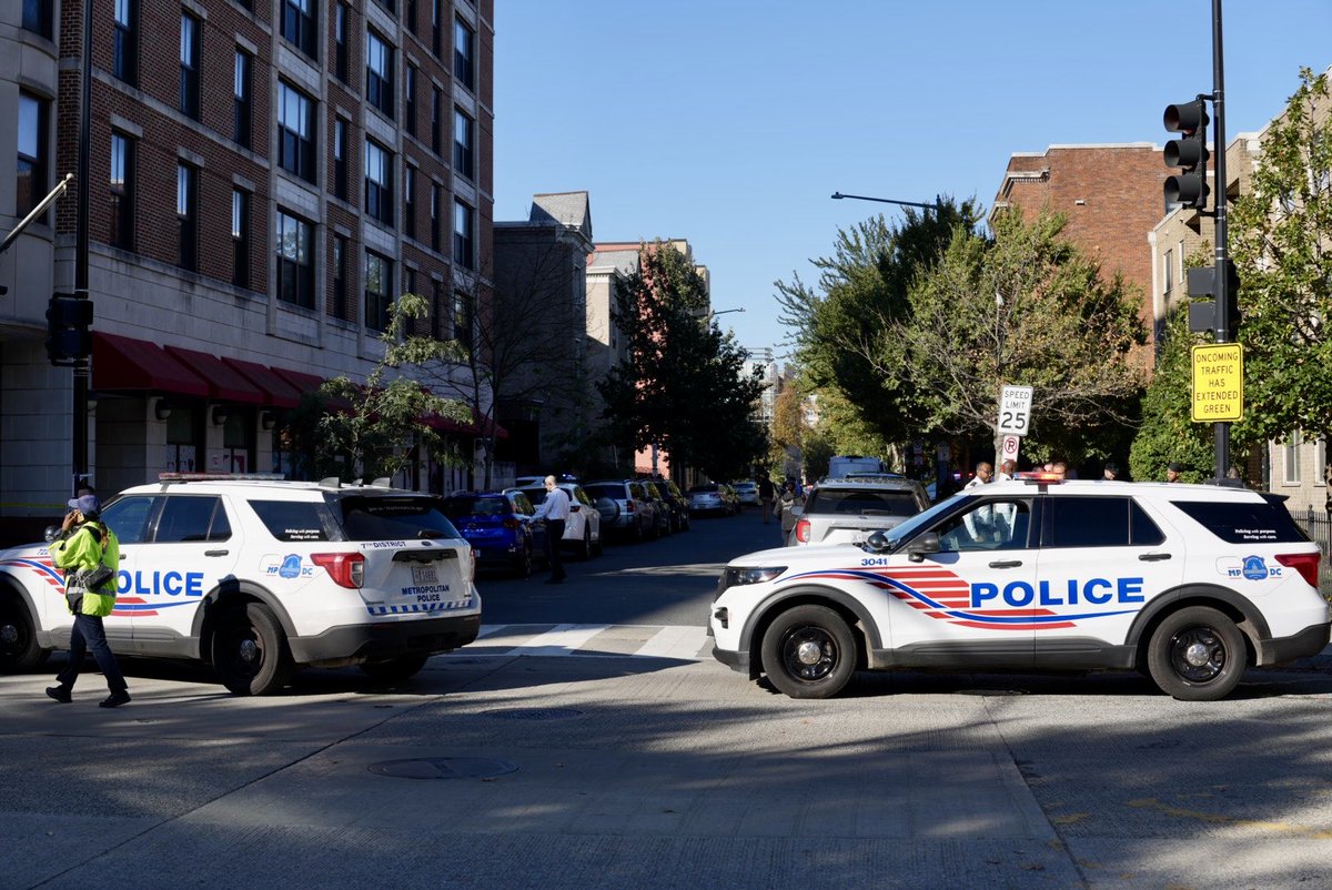 PenguinSix's tweet image. A Joint Fugitive Task Force, composed US Marshals, DC police ATF and other organizations executed a search warrant for a murder suspect in the 1400 block of Girard Street NW. The murder suspect opened fire on police who returned fire, fatally striking the suspect. Suspect was…