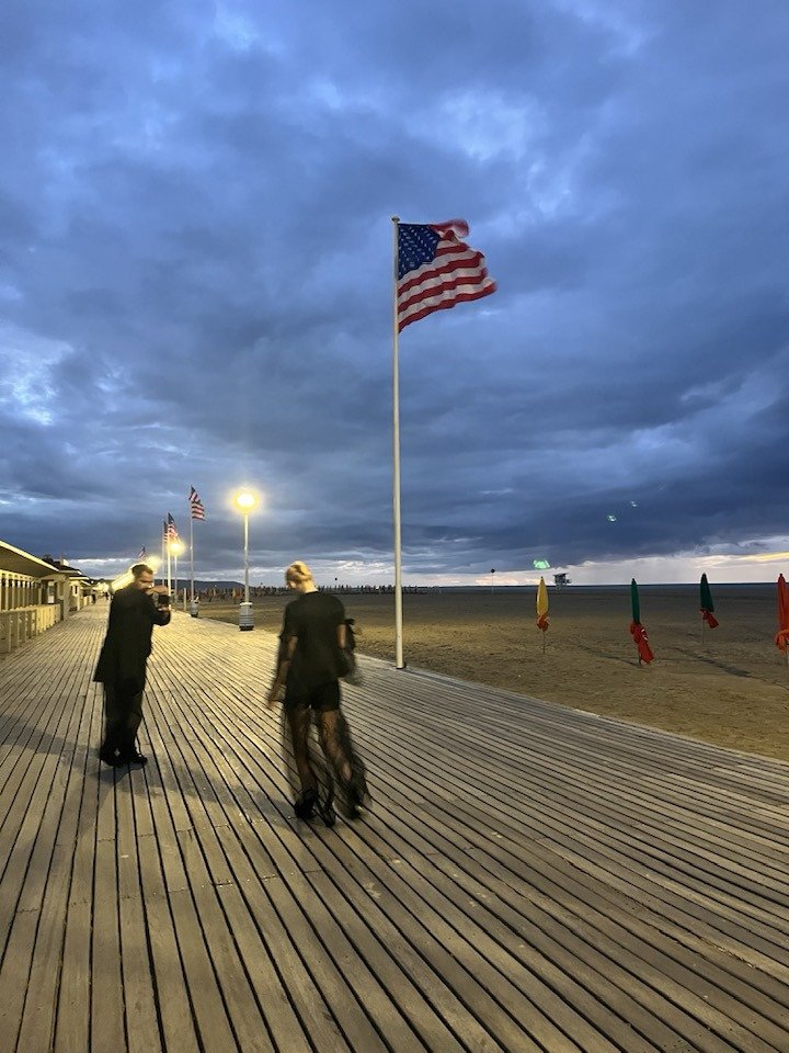 StewartQuotes's tweet image. "The desire to leave the United States is real. On the one hand, I tell myself: I don't need to stay there. On the other hand, I want to continue making my films and releasing them there. Until they stop me." — Kristen Stewart troiscouleurs.fr/cinema/kristen…