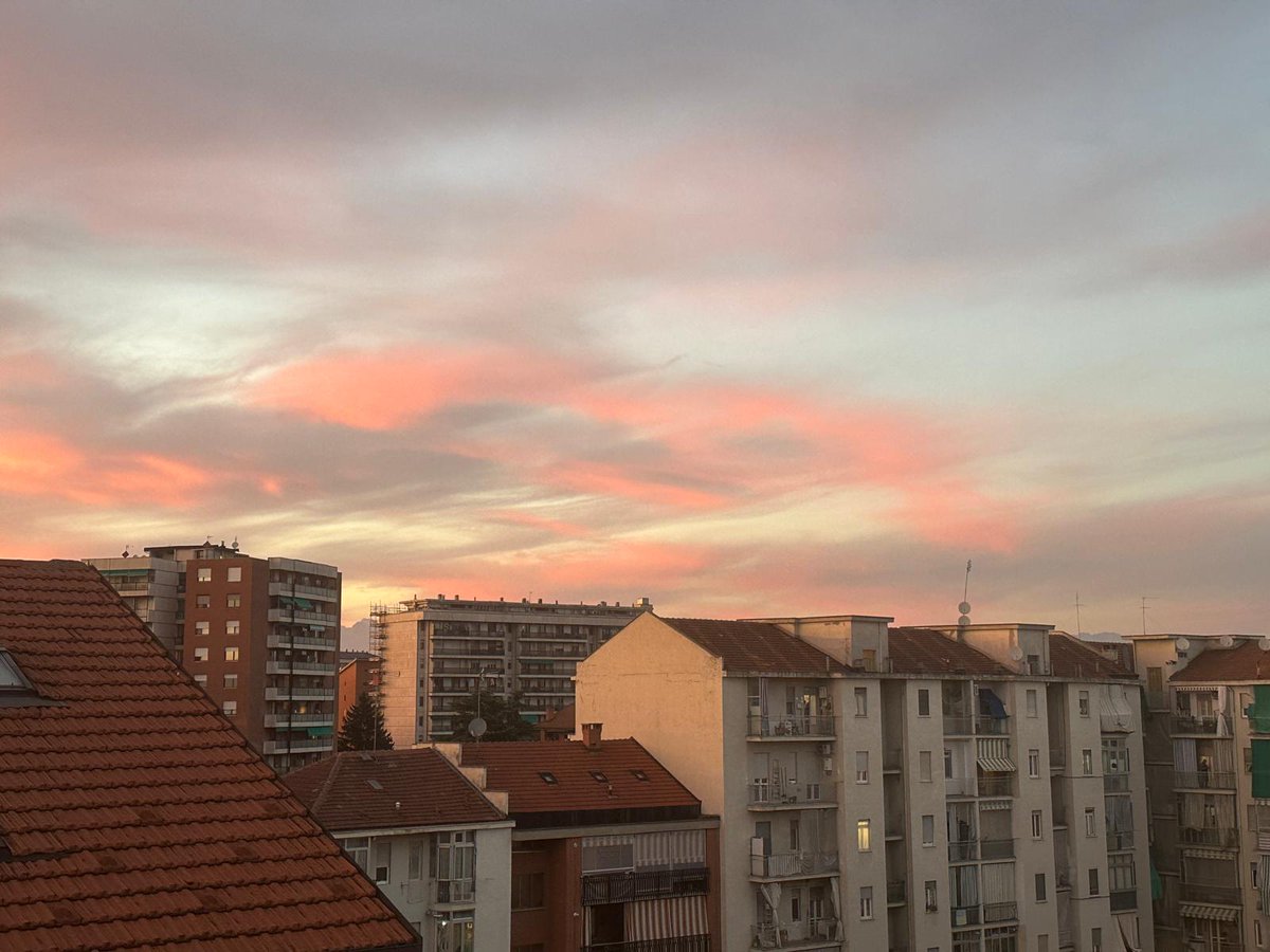 Il tema dei negozi abbandonati che vengono trasformati in unità abitative al piano terra degli edifici è stato al centro di una riunione della II commissione Urbanistica, presieduta da Tony Ledda.
👇cittagora.it/primo-piano/ne…
#torino #commercio #edilizia #PRG