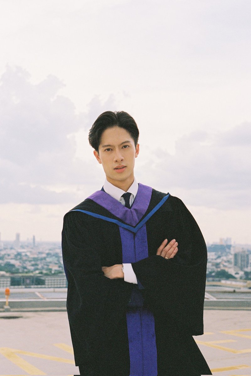 Hello_asian's tweet image. ยิ้มแก้มปริ! “มาร์ค ธนัท” 
คว้าเกียรตินิยมอันดับ 1 จากคณะทันตแพทย์ มหิดล

#MarcThanat
#MarcGraduationDay
#RearrangeTheSeries
#FRTentertainment

อีกหนึ่งวันสำคัญของ “มาร์ค – ธนัท รัตนสิริพันธ์” ล่าสุด (7 ตุลาคม 2568) เจ้าตัวเข้ารับพระราชทานปริญญาบัตร ระดับปริญญาตรี…