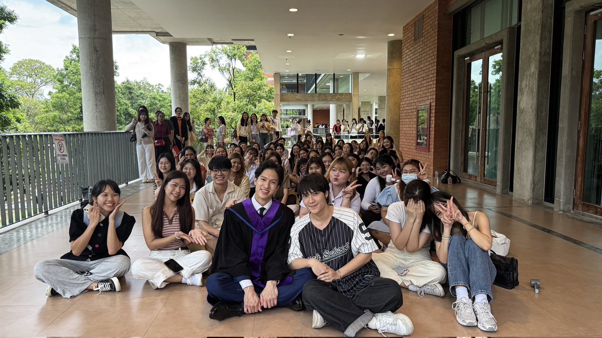 Hello_asian's tweet image. ยิ้มแก้มปริ! “มาร์ค ธนัท” 
คว้าเกียรตินิยมอันดับ 1 จากคณะทันตแพทย์ มหิดล

#MarcThanat
#MarcGraduationDay
#RearrangeTheSeries
#FRTentertainment

อีกหนึ่งวันสำคัญของ “มาร์ค – ธนัท รัตนสิริพันธ์” ล่าสุด (7 ตุลาคม 2568) เจ้าตัวเข้ารับพระราชทานปริญญาบัตร ระดับปริญญาตรี…