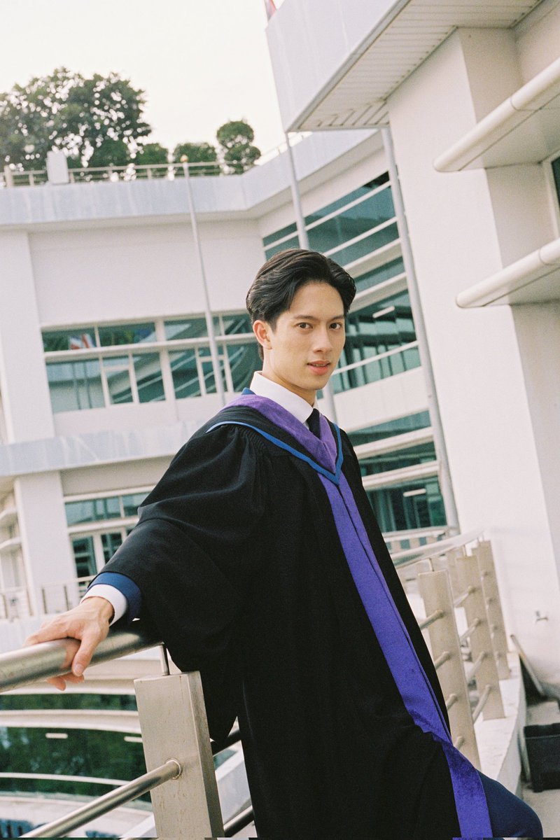 Hello_asian's tweet image. ยิ้มแก้มปริ! “มาร์ค ธนัท” 
คว้าเกียรตินิยมอันดับ 1 จากคณะทันตแพทย์ มหิดล

#MarcThanat
#MarcGraduationDay
#RearrangeTheSeries
#FRTentertainment

อีกหนึ่งวันสำคัญของ “มาร์ค – ธนัท รัตนสิริพันธ์” ล่าสุด (7 ตุลาคม 2568) เจ้าตัวเข้ารับพระราชทานปริญญาบัตร ระดับปริญญาตรี…