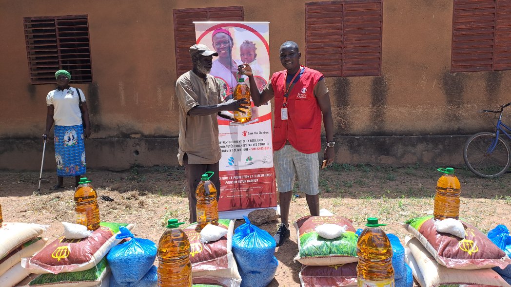 SaveChildrenBF's tweet image. @SaveChildrenBF , en partenariat avec l’#URCB_SD, a distribué des vivres à 15 ménages (PDI &amp;amp; familles hôtes) à #Tougan dans le cadre du projet #SiniGnèsigui.
🎯 Objectif : renforcer la résilience et soutenir les familles affectées par la crise humanitaire.
#AssistanceHumanitaire