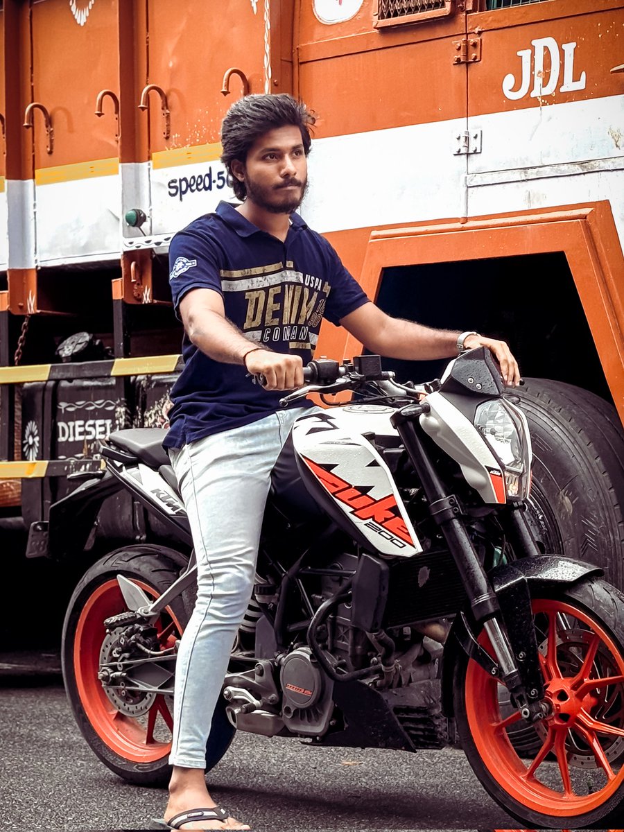 Dineshdine1818's tweet photo. 🏍️💨
.
.
.
#dinesh #dineshdine18 #thottapalayam #vellore #ktm #duke #bike #pose #look #uspa https://t.co/4VXuxFNBxQ