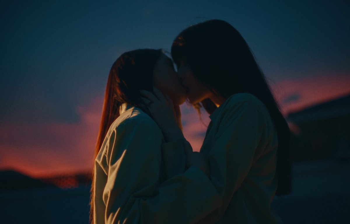 jinuakgaeism's tweet image. shared a kiss under faded pink sunset, paper rings made from scraps cause that&apos;s all they had behind bar. if that&apos;s not tragic and real I don&apos;t know what&apos;s more realer

 #ClaireBellTeaser