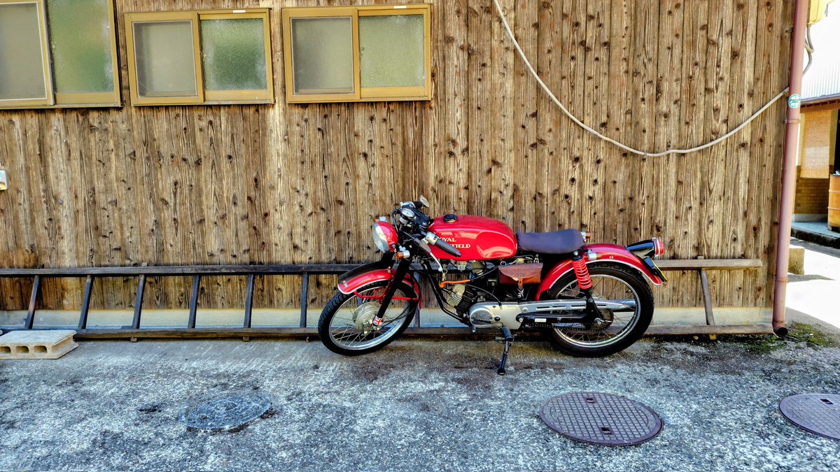 5cc_design's tweet photo. YB-1 in サワショウ邸。せっかくの晴天なので鯖江までひとっ走り🏍️💨
この時期はほんとに気持ちいいなぁ✨

#yb1 #YAMAHA #50cc #royalenfield #custom #bike #ボアアップ #サワショウ邸 https://t.co/S92C5Hgwpy