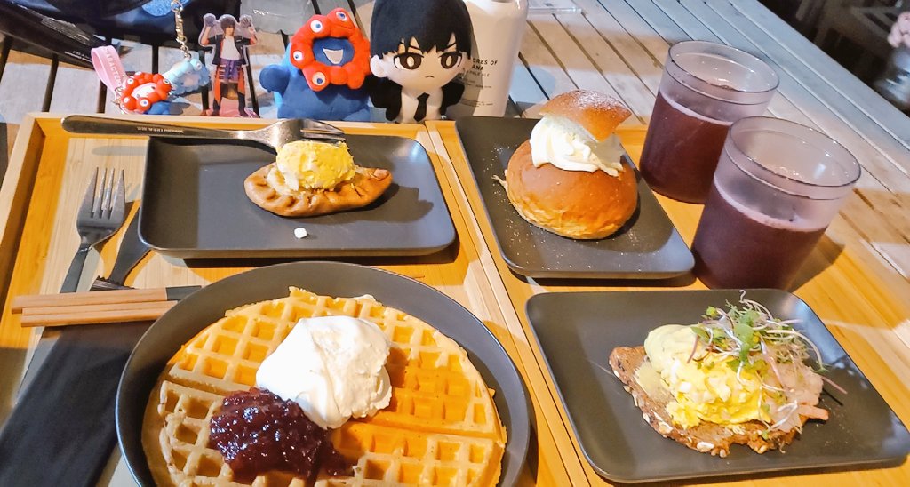 「真下から観て綺麗だった花火、カナダのカロリー!てお味のポテトとメープルソフトアフ」|椿屋のイラスト