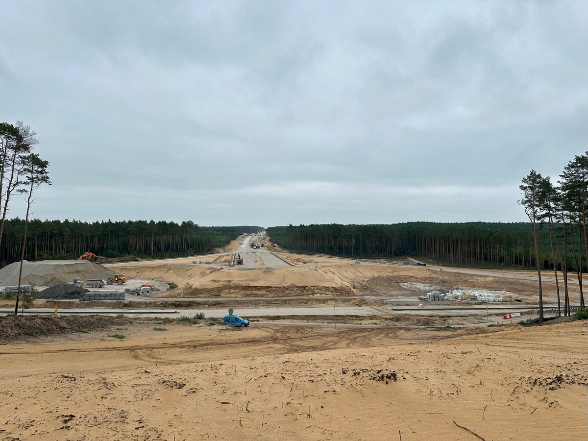 👷 Z kolei na budowie odc. S10 Solec Kuj. - Toruń Zachód zaawansowanie robót sięga już niemal 3⃣5⃣%. Na zdjęciach widzimy most nad Kanałem Zielona Struga, wiadukt w Cierpicach, Przyłubiu oraz węzeł Solec Kuj. <a href="/GDDKiA/">Generalna Dyrekcja Dróg Krajowych i Autostrad</a> #kujawskopomorskie