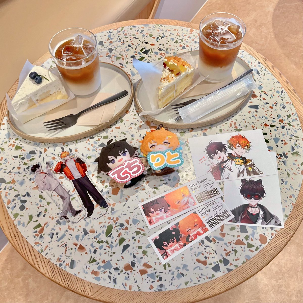 daisukip0's tweet photo. えれんちゃんからもらった誕プレがあまりに素敵なので自慢させて〜！- ̗̀🎁 ̖́-
ぱぺ用おなまえボードと手作りのチケットめっちゃ可愛い🧡💜
QR隠してるけど推し香水のギフトなんてあるのびっくりだった✨
えれん先生によるりとてち良すぎぬか！？
一生大事にする❣️
ほんとにありがとう(ღ*ˇ ˇ*)ℓσνє♡ https://t.co/LSmCdtA7KH