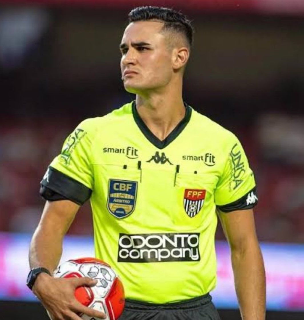 golsdobrasil1's tweet image. 🚨 O procurador do STJD pediu a suspensão do árbitro Matheus Candançan e do VAR Diego Pombo Lopez pelo jogo Juventude 1x1 Internacional.

A denúncia aponta erro grave na não marcação de um pênalti claro para o Juventude e na não expulsão de Victor Gabriel, do Inter, que recebeu…