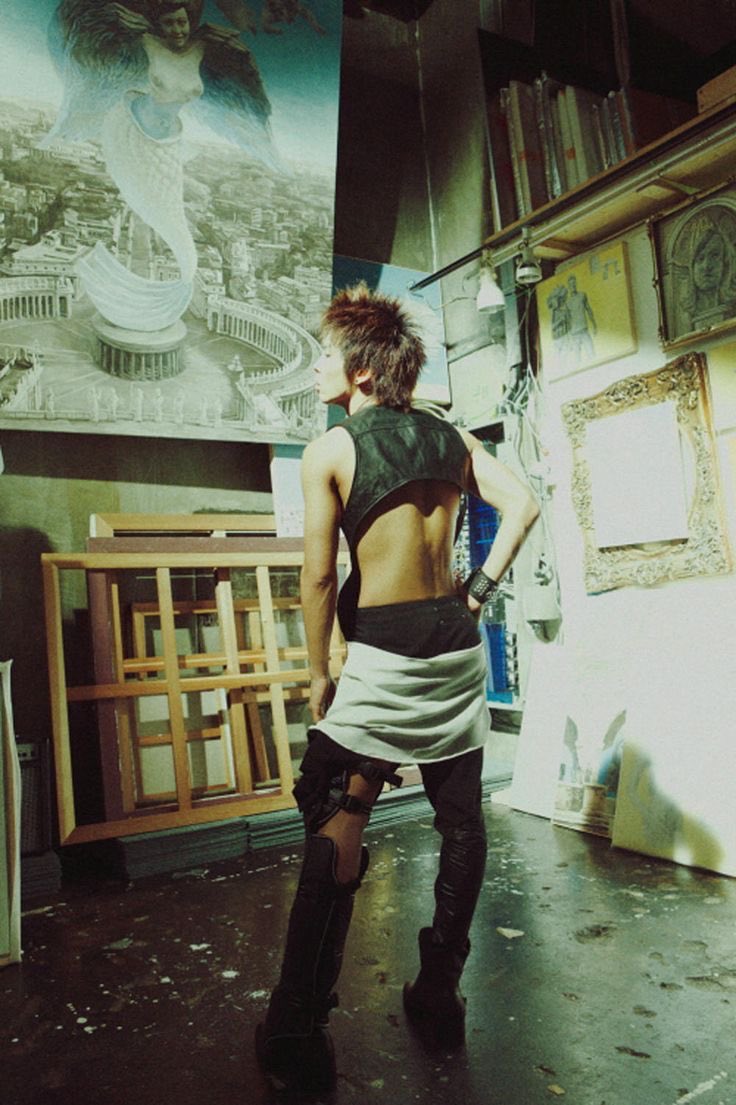THIS FUCKING PHOTO!?!:??: his back...........