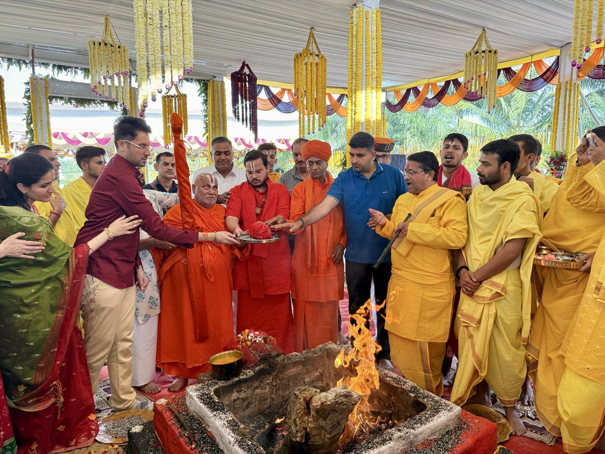 RavindraBhati__'s tweet image. आज महाराष्ट्र के नासिक जिले के येवला में आयोजित कार्यक्रम के दौरान परम् पूज्य जगद्गुरु रामानंदाचार्य स्वामी श्री रामभद्राचार्य जी महाराज सहित अन्य पूज्य संत-महात्माओं के स्नेह, सान्निध्य एवं दिव्य आशीर्वाद का सौभाग्य प्राप्त हुआ।