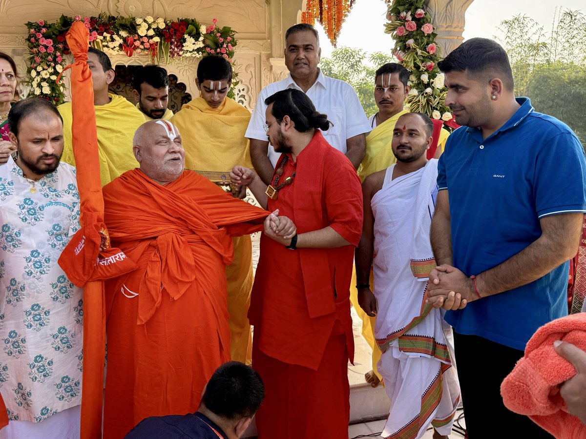 RavindraBhati__'s tweet image. आज महाराष्ट्र के नासिक जिले के येवला में आयोजित कार्यक्रम के दौरान परम् पूज्य जगद्गुरु रामानंदाचार्य स्वामी श्री रामभद्राचार्य जी महाराज सहित अन्य पूज्य संत-महात्माओं के स्नेह, सान्निध्य एवं दिव्य आशीर्वाद का सौभाग्य प्राप्त हुआ।