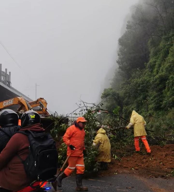 Diario_Portal's tweet photo. 🚨🛑 #ÚltimaHora 🛑🚨
‼️ Nuevo deslave en la carretera México–Toluca ‼️
📍 Dirección CDMX, a solo 200 metros de la caseta, antes de La Pila.
🌧️🪨 Tierra y piedras bloquean dos carriles, causando intenso tráfico y largos retrasos 🚗🚕🚙 https://t.co/6ZfrTtG9nj