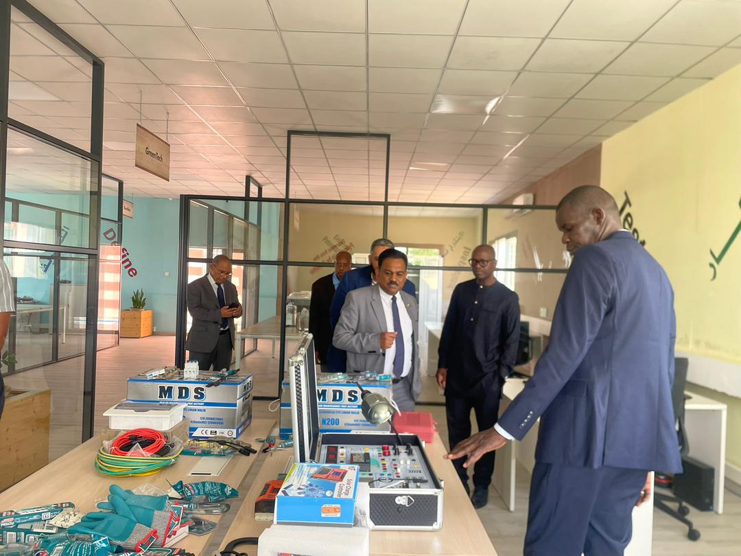 🤝 Président de l’Université de Nouakchott 🇲🇷et le Représentant Résident #PNUD🇲🇷 accueillent S.E. l’Ambassadeur de l’Inde 🇮🇳 à #UNIPOD 
Une rencontre riche en perspectives pour renforcer la coopération 🇲🇷🤝🇮🇳 autour de: innovation, formation,  technologies appliquées &amp; emploi