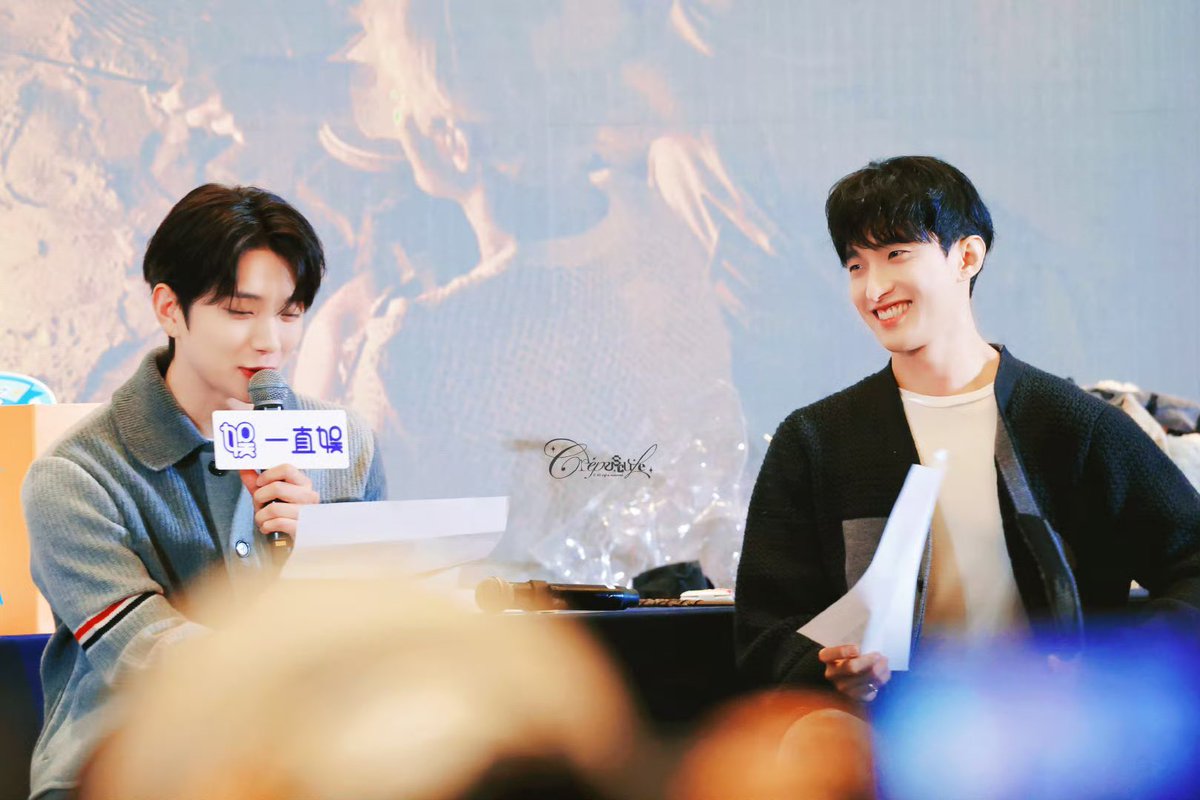 241229 : yzy fansign in shanghai 
cr @._greenlight14

like comparing notes in class 🫠

#겸슈 #도겸 #조슈아