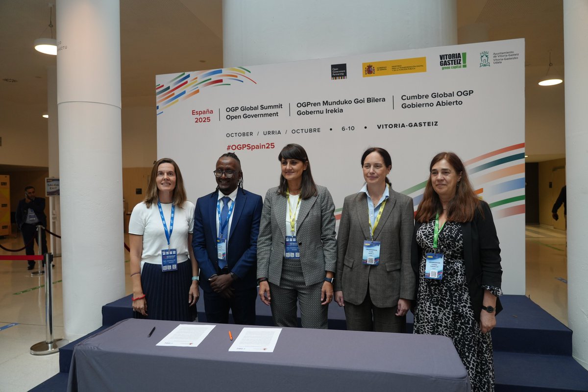 SEDIAgob's tweet photo. @Mintradigital anuncia la adhesión de 🇪🇸 a la Carta Internacional de Datos Abiertos
@mariagv (@SEDIAgob) y Muchiri Nyaggah (@opendatacharter) firmaron esta iniciativa global en #OGPSpain, junto con Clara Mapelli (@SEFPgob) y Ruth del Campo (@datosgob)
🔗 https://t.co/0xw0Wr2Gsn https://t.co/WLgEks5dZe