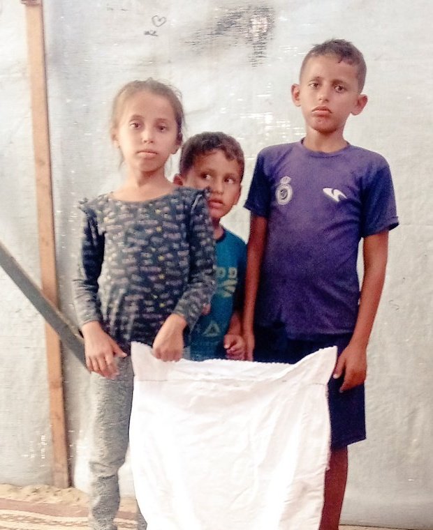 🌾💔 There's one hour left until sunset, and we still need 70€ to achieve the goal of buying flour for my children.
Please help us before it gets dark 🌙
Donate if you can. If you can't, share the post or put a (⚫) To get our message across

gofund.me/670c8223
