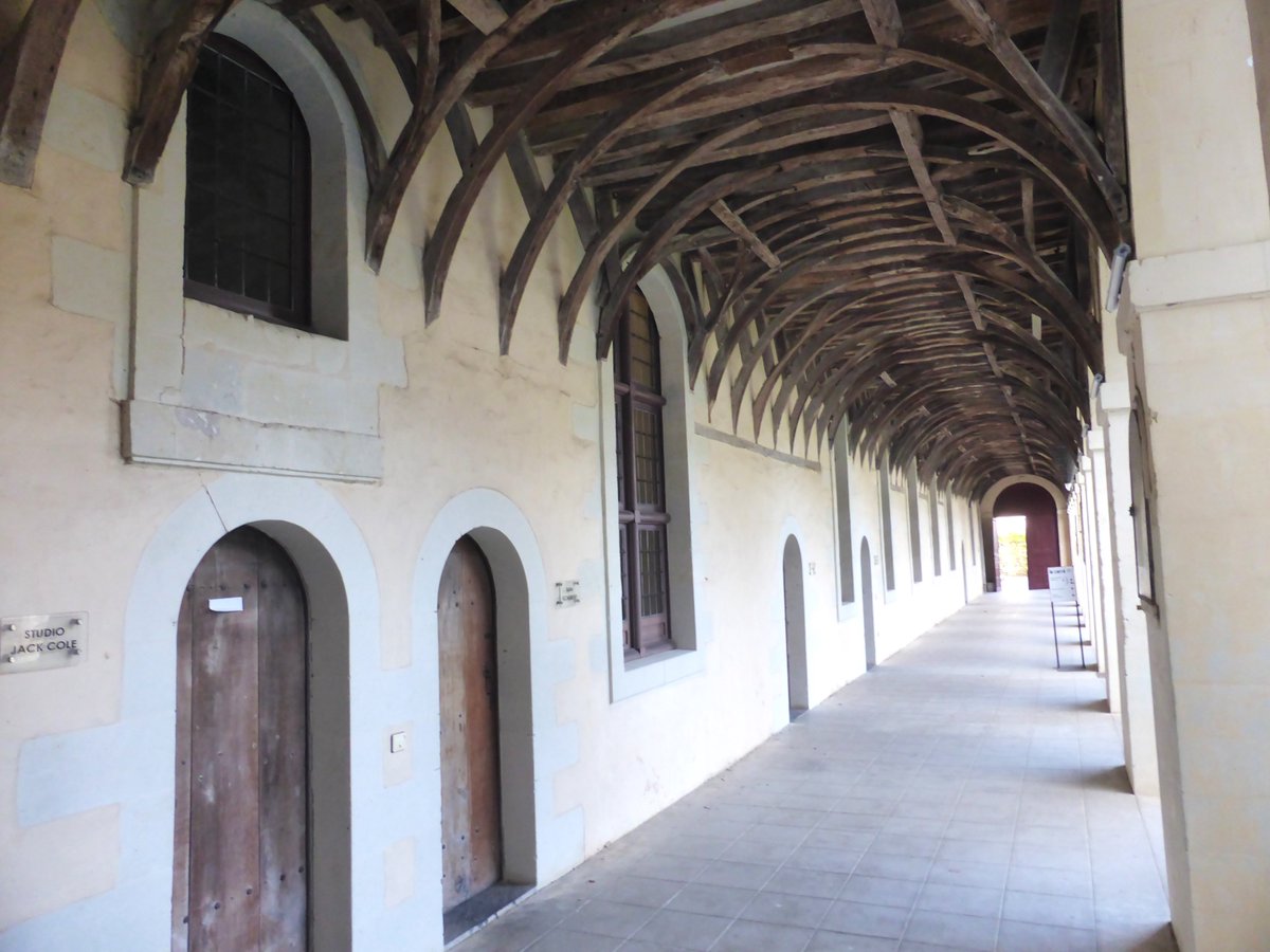 Bel ensemble monastique des #Ursulines à #ChâteauGontier (#Mayenne), daté de 1638-48 avec #église de la #SainteTrinité (1660-64). Ensemble classé en 1991-92. Pôle culturel (Théâtre national #LeCarré, école de musique). Intéressante charpente apparente sous le cloître.