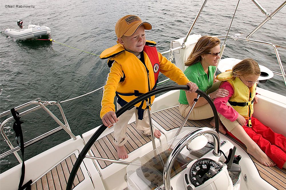 Take a look at our step-by-step beginners guide to sailing. Learn about parts of a sailboat, sailing terms, sailing lines and wind direction: boats.com/how-to/how-to-…