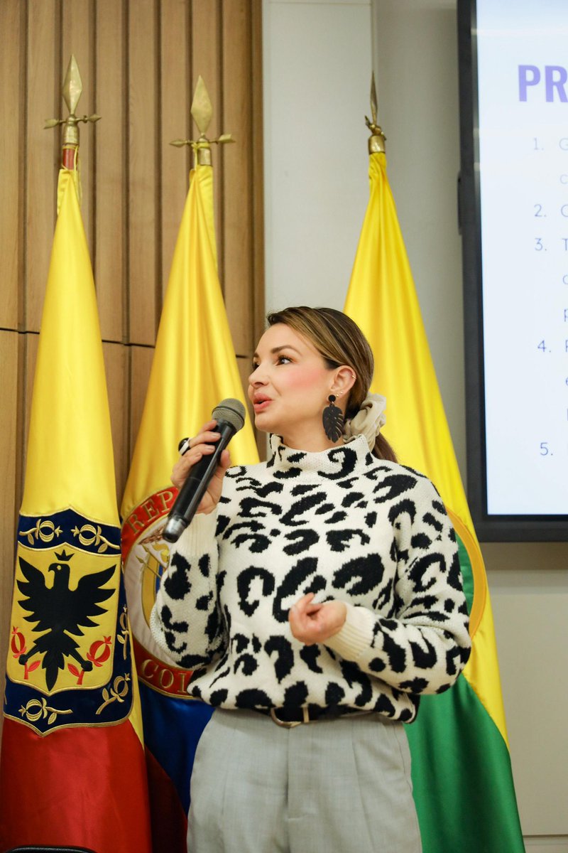 FUGABogota's tweet photo. #AEstaHora, en la @F_UAMERICA , nuestra directora @BlancaAndreaSD participa en la Semana S.A.C.A. 2025 – II Edición con la charla “Arte, cultura y ciudad: La FUGA como motores de transformación del centro de Bogotá”.

Durante su intervención, comparte cómo desde la #FUGABtá se impulsa la recuperación de los tejidos sociales y culturales del corazón de la ciudad a través del arte, la arquitectura y la participación ciudadana. 💛

Un encuentro que invita a repensar el centro, a redescubrir sus barrios y a conectarnos con lo que somos como bogotanos.
 #AquíSíPasa