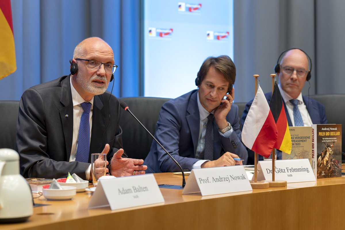 AfD-Fraktion im Deutschen Bundestag 🇩🇪 (@afdimbundestag) on Twitter photo Impressionen vom Vortragsabend und der Podiumsdiskussion mit dem polnischen Historiker und Berater des Präsidenten der Republik Polen, Prof. Andrzej Nowak.
Thema des Abends: Das Deutsch-Polnische Haus – Brücke oder Etikettenschwindel? Mit dabei <a href="/GtzFrmming/">Götz Frömming, MdB</a>, <a href="/AlexanderWolfHH/">Alexander Wolf</a> und Impressionen vom Vortragsabend und der Podiumsdiskussion mit dem polnischen Historiker und Berater des Präsidenten der Republik Polen, Prof. Andrzej Nowak.
Thema des Abends: Das Deutsch-Polnische Haus – Brücke oder Etikettenschwindel? Mit dabei <a href="/GtzFrmming/">Götz Frömming, MdB</a>, <a href="/AlexanderWolfHH/">Alexander Wolf</a> und