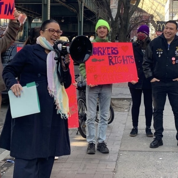 helloDCWP's tweet image. We fight for delivery workers and ensure their rights to dignified pay are protected!✊

#ICYMI we testified in strong support for Intro 1332, a proposed law to protect delivery workers from unjust and unfair account deactivations.

Read testimony: on.nyc.gov/3IoiqcX