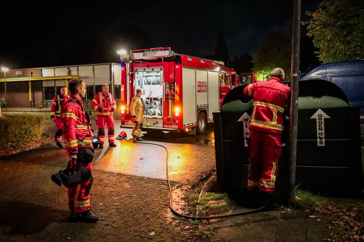 Vuurwerk zorgt voor smeulende container aan de Waezenburglaan in Leek infoleek.nl/104157/2025/10… #InfoLeek