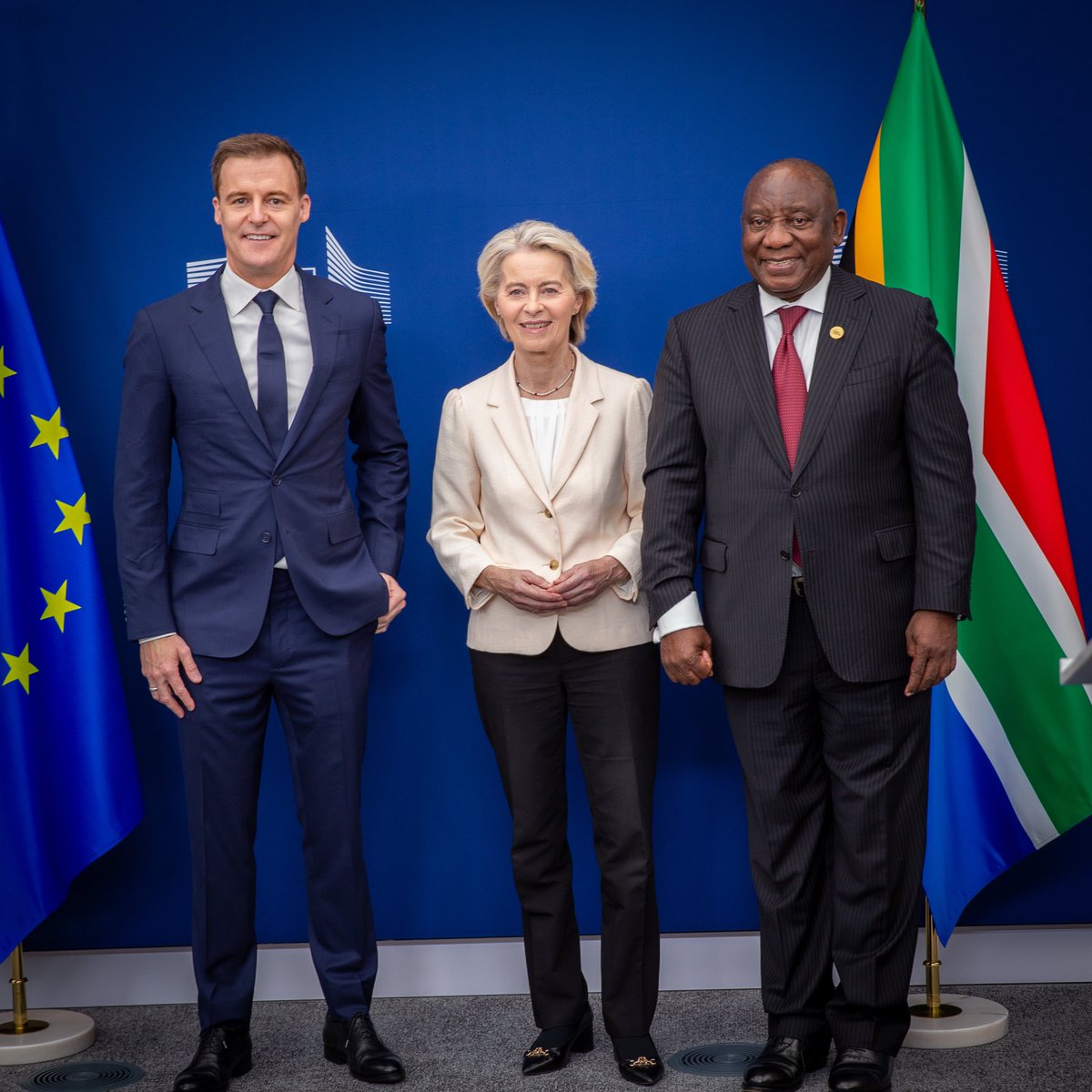 Hughcevans's tweet image. Today, in Brussels, I met with President of the @EU_Commission @vonderleyen 🇪🇺 and President of the Republic of South Africa @CyrilRamaphosa 🇿🇦 for the announcement of a €618 million investment package — new investments to accelerate Africa’s clean-energy transition.

This…