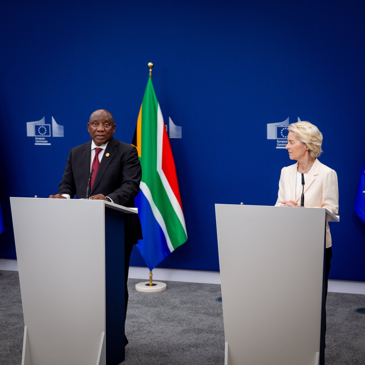 Hughcevans's tweet image. Today, in Brussels, I met with President of the @EU_Commission @vonderleyen 🇪🇺 and President of the Republic of South Africa @CyrilRamaphosa 🇿🇦 for the announcement of a €618 million investment package — new investments to accelerate Africa’s clean-energy transition.

This…