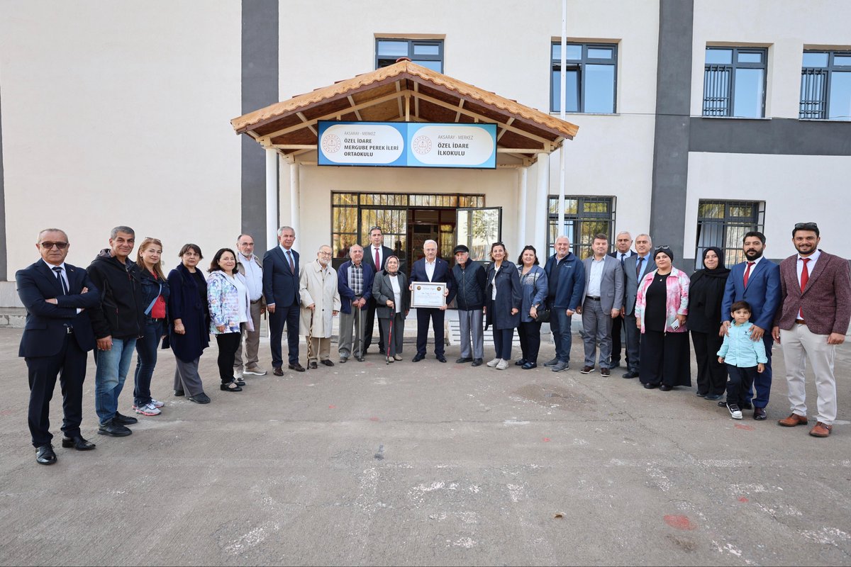 Valimiz Sn.<a href="/malikumbuzoglu/">Mehmet Ali Kumbuzoğlu</a>, Hayırsever Sn. Mergube Perek İleri’ye, eğitim ve sağlık alanlarında şehrimize kazandırdıkları eserler nedeniyle ‘Teşekkür Belgesi’ takdim ettiler. 

Sn.Valimiz “Örnek davranışlarınız için sizleri tebrik ediyor, sağlık ve esenlikler diliyorum” dedi.