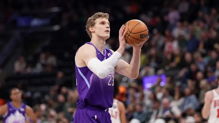 PlayoffLAL's tweet photo. Bleacher Report trade-

Lakers send:

- Austin Reaves
- Rui
- Kleber
- Knecht
-2026 1sts
-2028 swap
-2032 1st

Jazz send:

- Lauri Markkanen 

Who says no🤔🤔 https://t.co/4iDNvcakmi