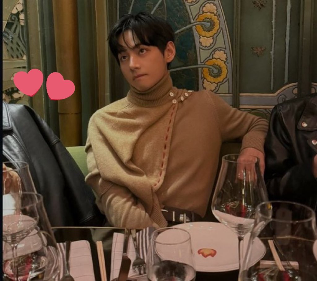 mnishaine's tweet image. So you&apos;re telling me Taehyung had a romantic dinner with Jennie in Paris before leaving for Korea😭😭this is so cute🥹