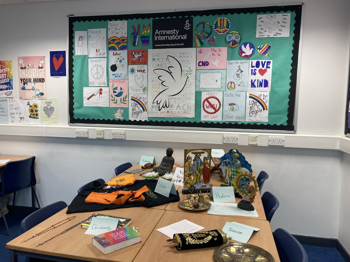 KnoxRMPS's tweet photo. @KnoxRMPS @knoxacademy 
Thanks to Flora, Isla and Blyth, our Rights Respecting stars who did a fantastic job helping out at the P7 parents evening. #RRSA #Equity https://t.co/mEJtYe8VLr