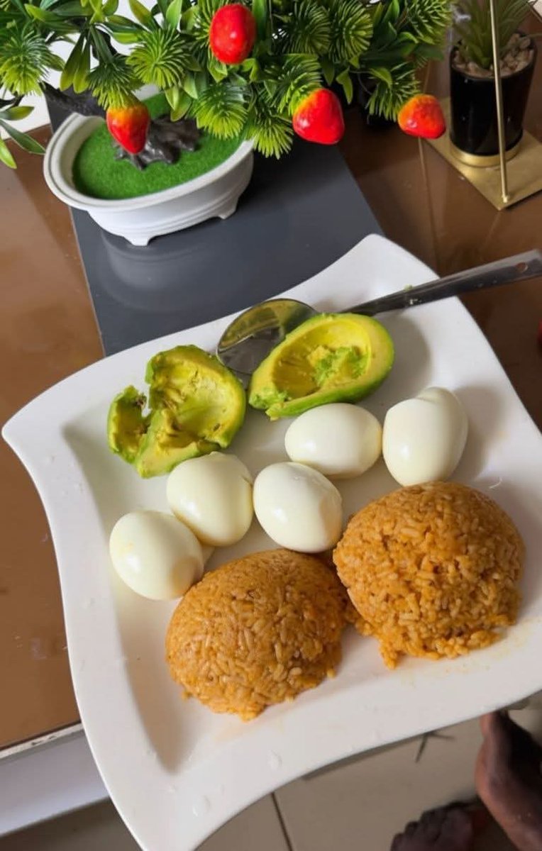 WHY CONSTANT EATING MAKES YOU AGE FASTER

You think you’re feeding your body.
But what if you’re actually aging it?

Let’s talk facts.

Every time you eat — bread, biscuits, juice, or even that “small chops” between meals your body releases a hormone called insulin.

Insulin’s