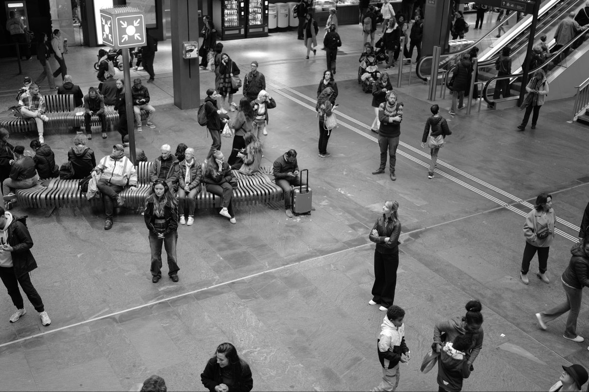 Warten ist kein Stillstand.
Es ist ein Raum des Daseins.
Die Welt wird still, das Tempo sinkt.
In uns beginnt sich zu ordnen,
was bereit ist, sich zu zeigen.